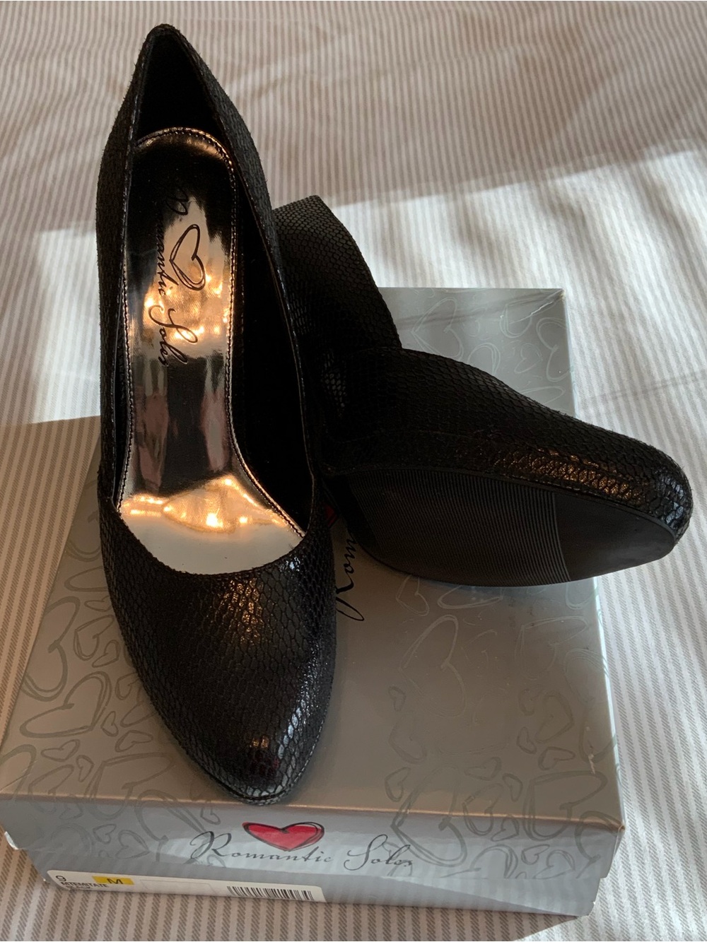 Women's Black Textured Pointed-Toe Pumps